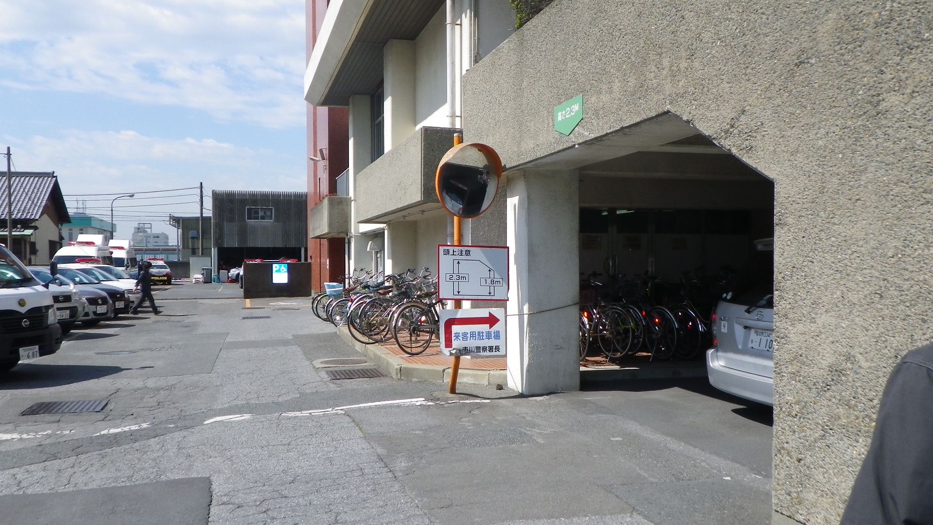 市川警察署前